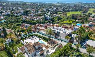 Villa de lujo elegantemente renovada con vistas al mar en venta en el valle del golf de Nueva Andalucía, Marbella 67754 