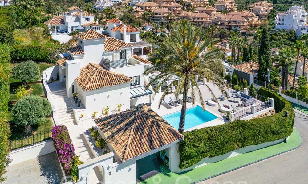 Villa de lujo elegantemente renovada con vistas al mar en venta en el valle del golf de Nueva Andalucía, Marbella 67755