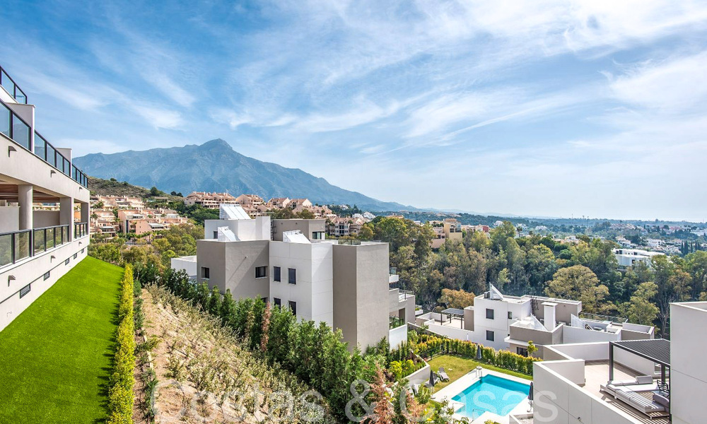 Apartamento de lujo, listo para entrar a vivir, en venta a lado de un lago idílico con vistas al mar en Nueva Andalucía, Marbella 67793