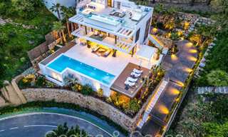 Lista para entrar a vivir, villa de lujo moderna con vistas despejadas al mar en venta, ubicada en La Quinta, Marbella - Benahavis 67756 