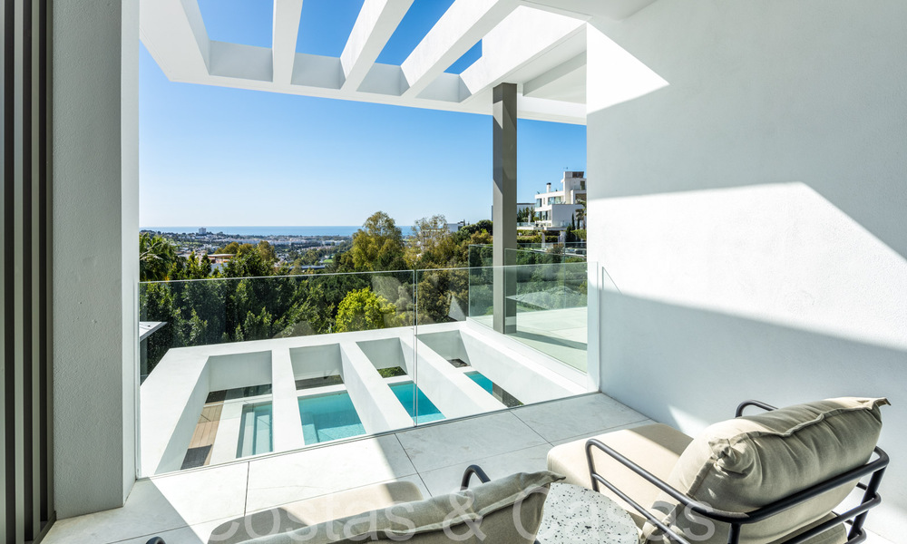 Lista para entrar a vivir, villa de lujo moderna con vistas despejadas al mar en venta, ubicada en La Quinta, Marbella - Benahavis 67760