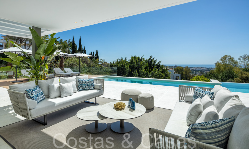 Lista para entrar a vivir, villa de lujo moderna con vistas despejadas al mar en venta, ubicada en La Quinta, Marbella - Benahavis 67769