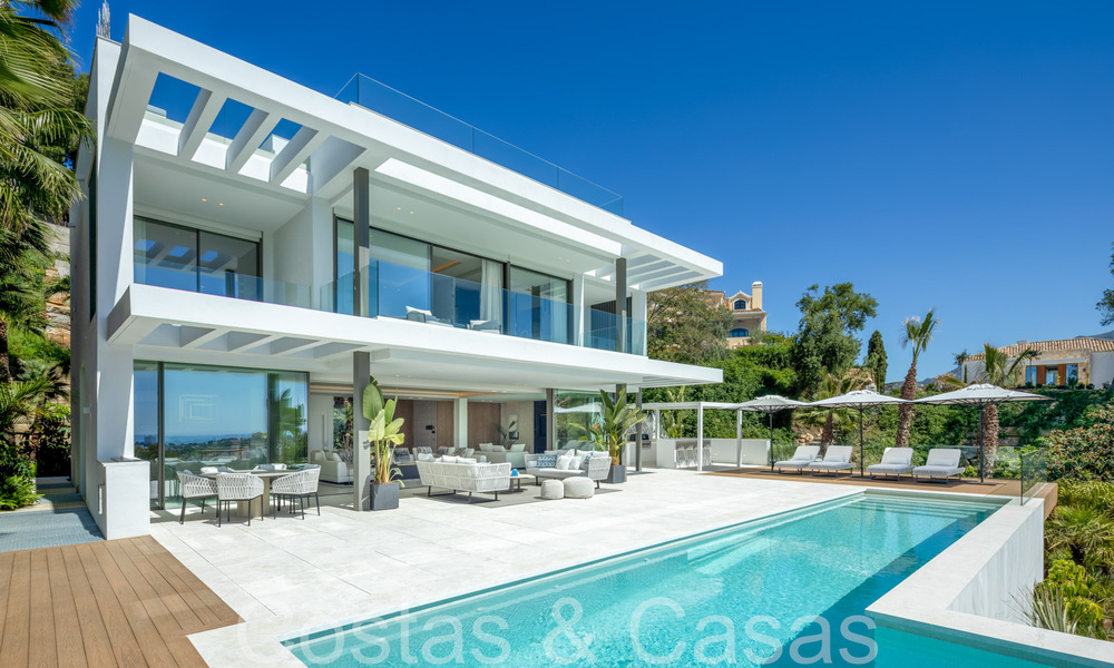 Lista para entrar a vivir, villa de lujo moderna con vistas despejadas al mar en venta, ubicada en La Quinta, Marbella - Benahavis 67770