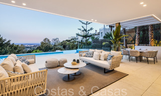 Lista para entrar a vivir, villa de lujo moderna con vistas despejadas al mar en venta, ubicada en La Quinta, Marbella - Benahavis 67777 