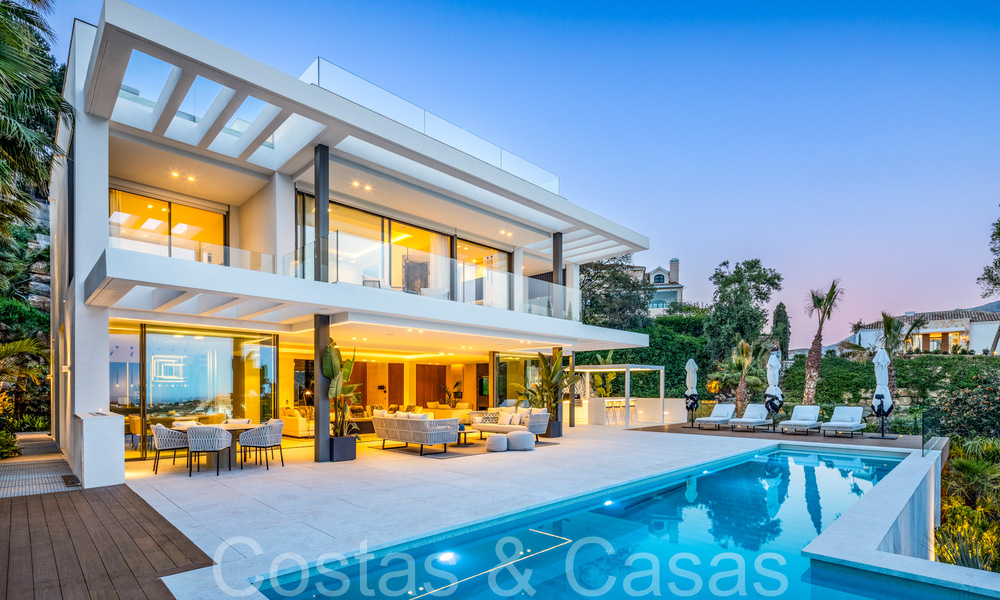 Lista para entrar a vivir, villa de lujo moderna con vistas despejadas al mar en venta, ubicada en La Quinta, Marbella - Benahavis 67778