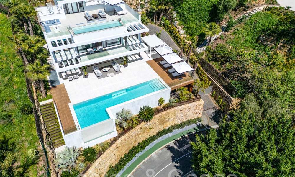 Lista para entrar a vivir, villa de lujo moderna con vistas despejadas al mar en venta, ubicada en La Quinta, Marbella - Benahavis 67780