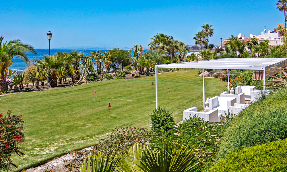 Sofisticado apartamento reformado en venta en Las Dunas Park, un exclusivo resort de playa entre Marbella y Estepona 67959