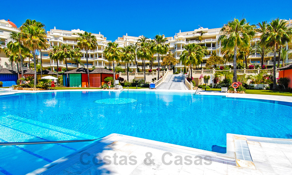 Sofisticado apartamento reformado en venta en Las Dunas Park, un exclusivo resort de playa entre Marbella y Estepona 67961