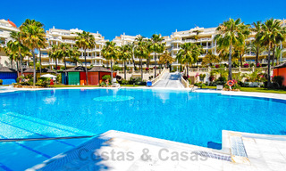 Sofisticado apartamento reformado en venta en Las Dunas Park, un exclusivo resort de playa entre Marbella y Estepona 67961 