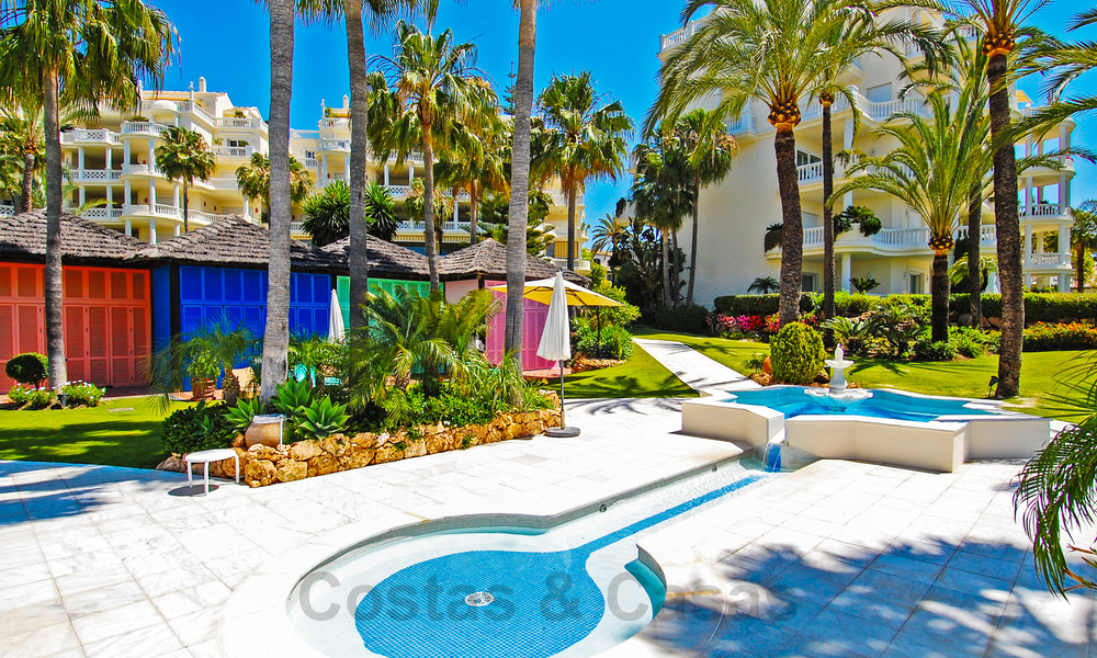 Sofisticado apartamento reformado en venta en Las Dunas Park, un exclusivo resort de playa entre Marbella y Estepona 67962