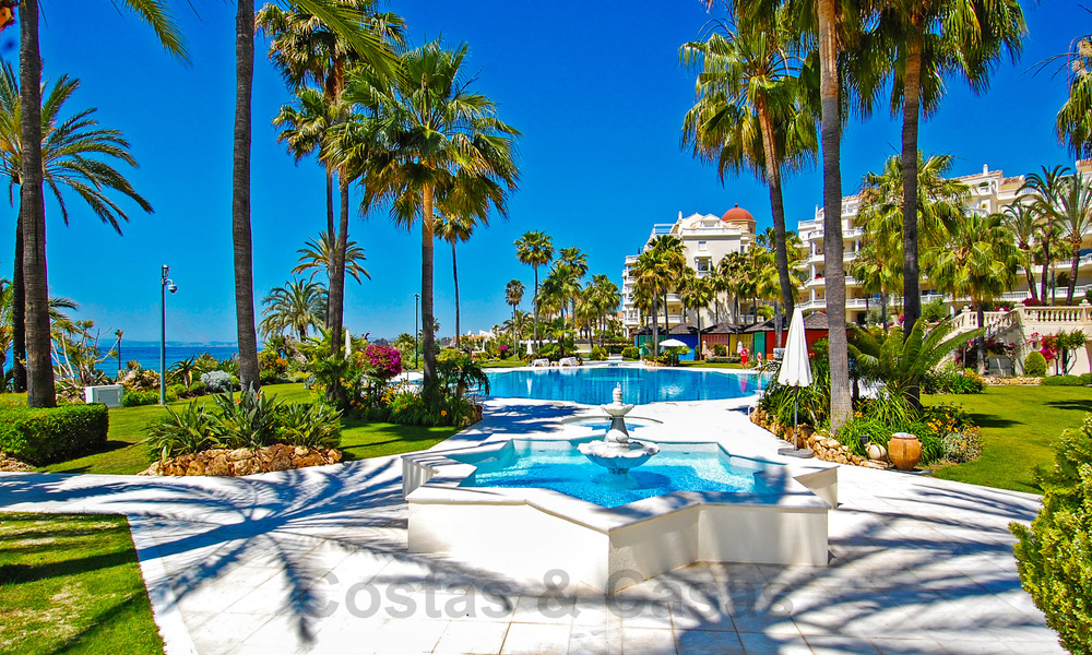 Sofisticado apartamento reformado en venta en Las Dunas Park, un exclusivo resort de playa entre Marbella y Estepona 67963