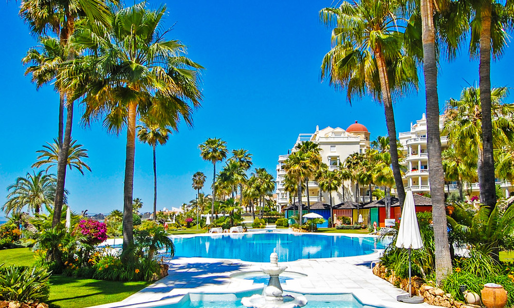 Sofisticado apartamento reformado en venta en Las Dunas Park, un exclusivo resort de playa entre Marbella y Estepona 67964