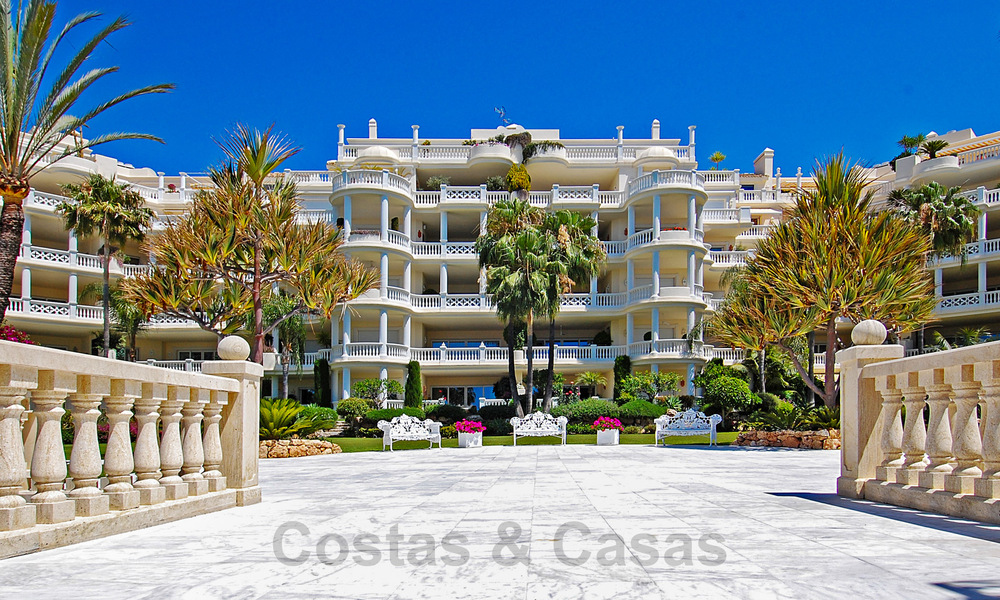 Sofisticado apartamento reformado en venta en Las Dunas Park, un exclusivo resort de playa entre Marbella y Estepona 67966