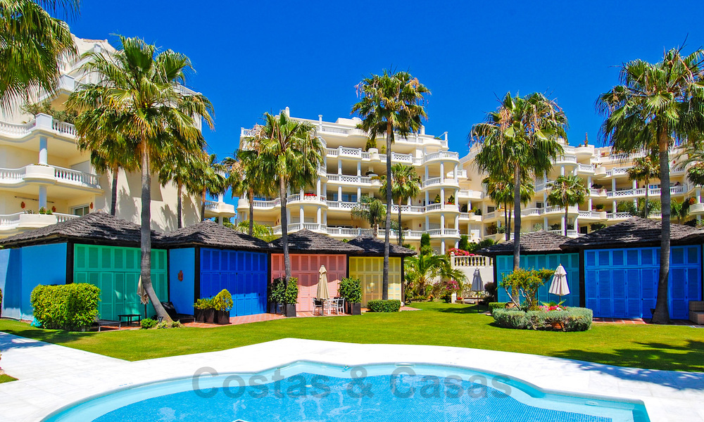 Sofisticado apartamento reformado en venta en Las Dunas Park, un exclusivo resort de playa entre Marbella y Estepona 67972