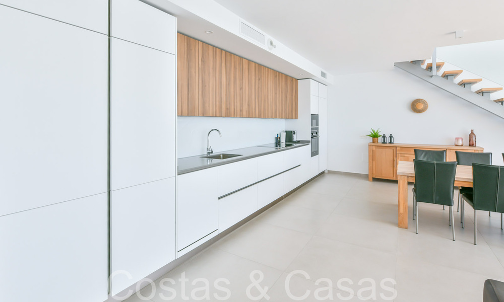 Lujoso y moderno ático dúplex con vistas panorámicas al mar en venta en Benalmádena, Costa del Sol 68010