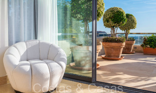 Lujoso apartamento en venta con vistas panorámicas al mar despejadas en Nueva Andalucía, Marbella 68080 