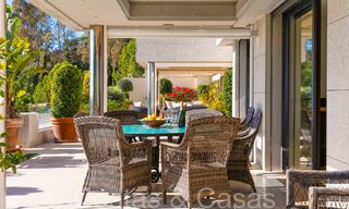 Lujoso apartamento en venta con vistas panorámicas al mar despejadas en Nueva Andalucía, Marbella 68082 