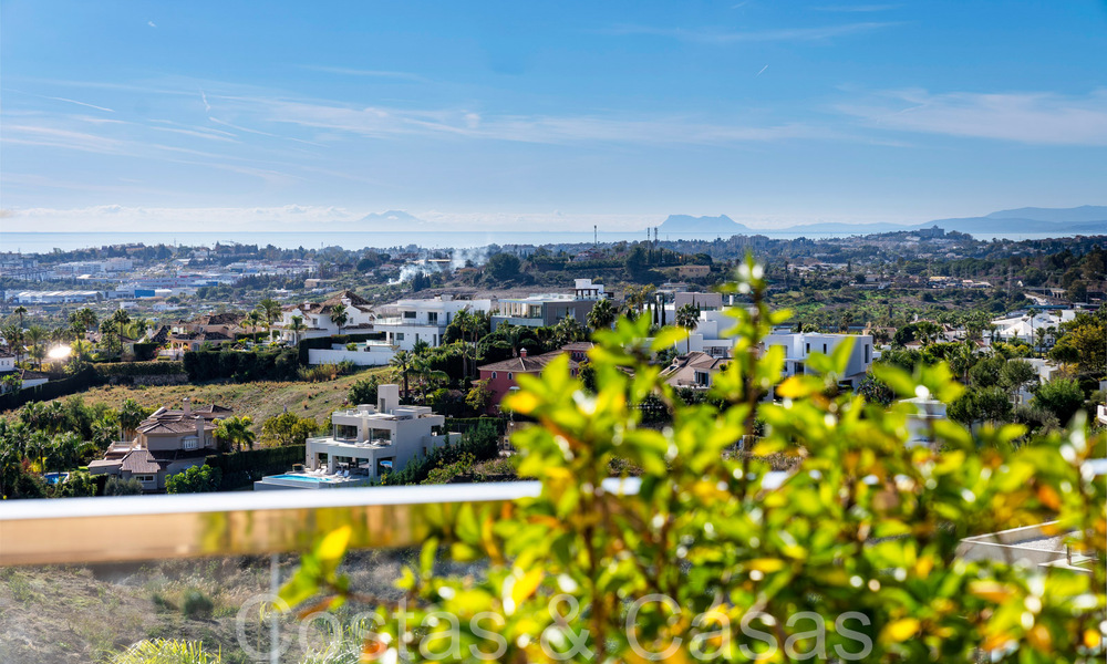 Lujoso apartamento en venta con vistas panorámicas al mar despejadas en Nueva Andalucía, Marbella 68083