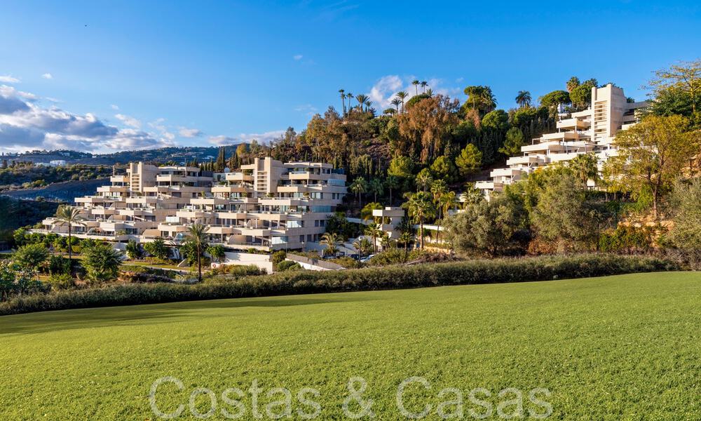 Lujoso apartamento en venta con vistas panorámicas al mar despejadas en Nueva Andalucía, Marbella 68085