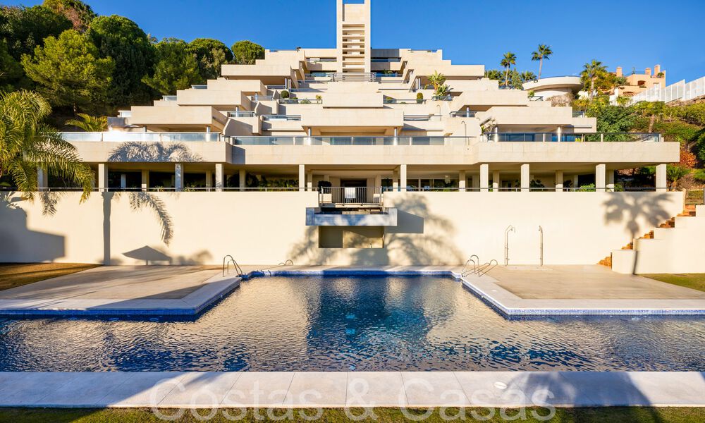 Lujoso apartamento en venta con vistas panorámicas al mar despejadas en Nueva Andalucía, Marbella 68087