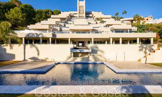 Lujoso apartamento en venta con vistas panorámicas al mar despejadas en Nueva Andalucía, Marbella 68087 