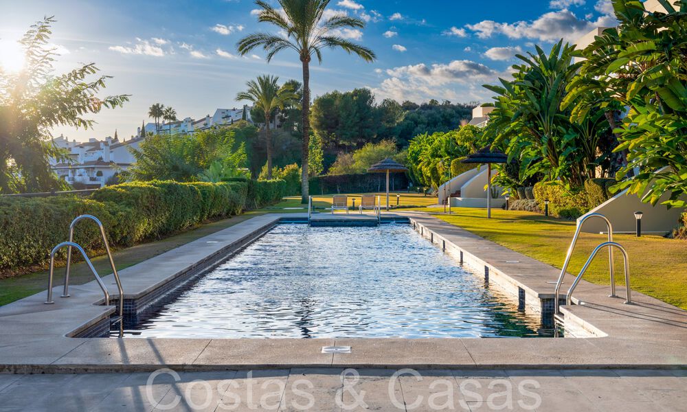 Lujoso apartamento en venta con vistas panorámicas al mar despejadas en Nueva Andalucía, Marbella 68089