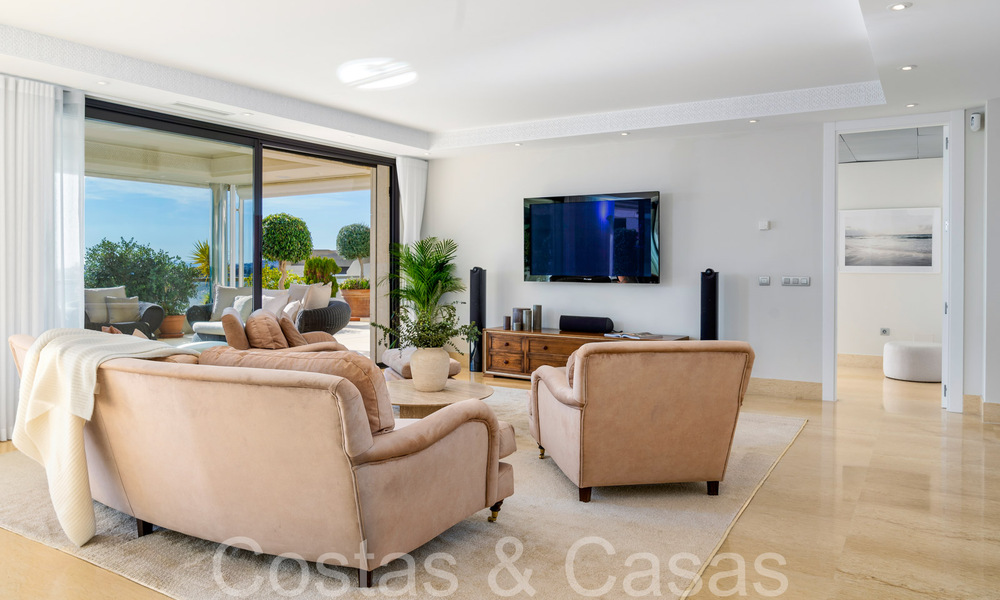 Lujoso apartamento en venta con vistas panorámicas al mar despejadas en Nueva Andalucía, Marbella 68092