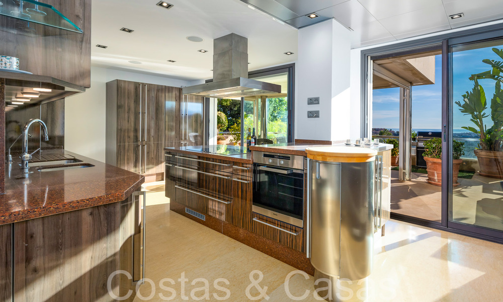 Lujoso apartamento en venta con vistas panorámicas al mar despejadas en Nueva Andalucía, Marbella 68095