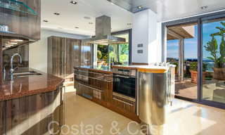 Lujoso apartamento en venta con vistas panorámicas al mar despejadas en Nueva Andalucía, Marbella 68095 