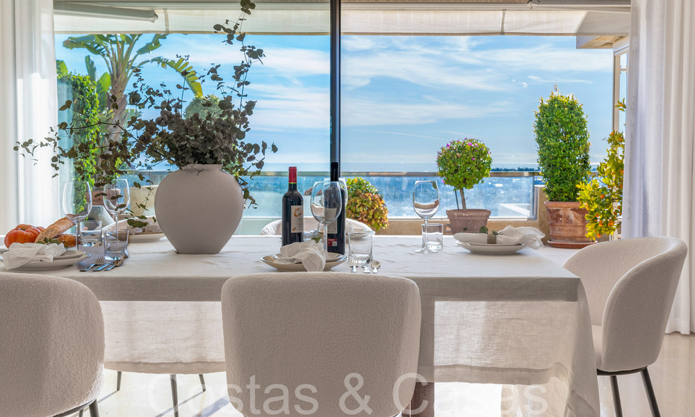 Lujoso apartamento en venta con vistas panorámicas al mar despejadas en Nueva Andalucía, Marbella 68096