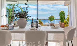 Lujoso apartamento en venta con vistas panorámicas al mar despejadas en Nueva Andalucía, Marbella 68096 