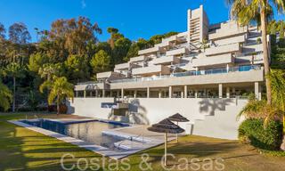 Lujoso apartamento en venta con vistas panorámicas al mar despejadas en Nueva Andalucía, Marbella 68097 