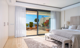 Lujoso apartamento en venta con vistas panorámicas al mar despejadas en Nueva Andalucía, Marbella 68099 