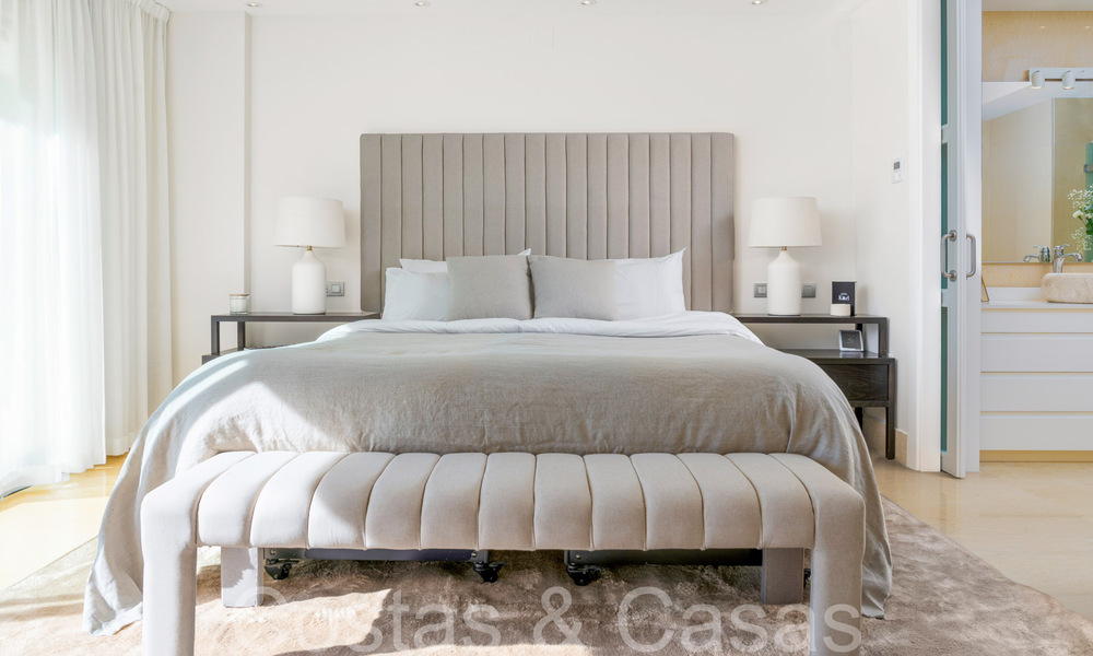 Lujoso apartamento en venta con vistas panorámicas al mar despejadas en Nueva Andalucía, Marbella 68100