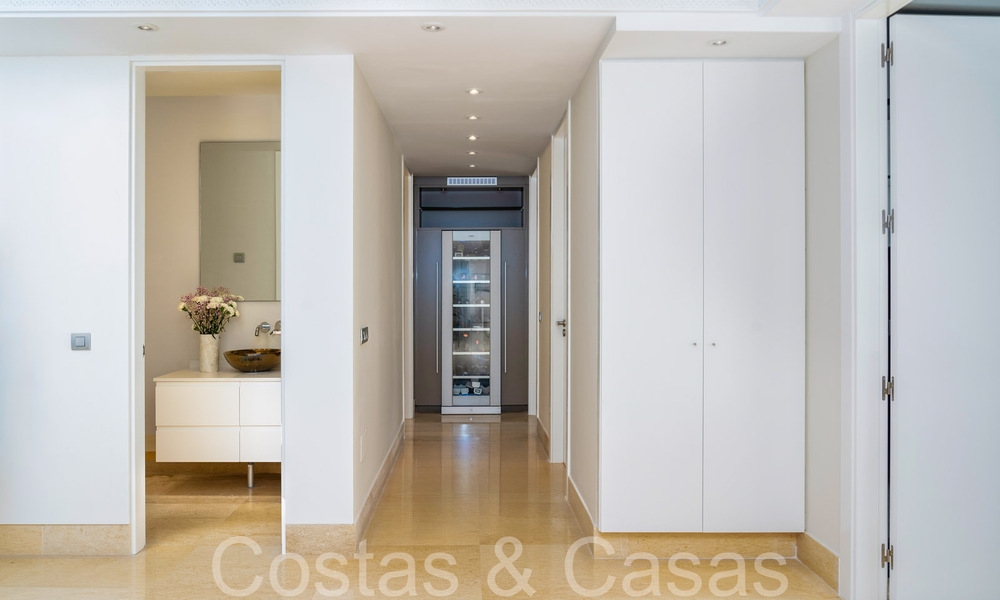 Lujoso apartamento en venta con vistas panorámicas al mar despejadas en Nueva Andalucía, Marbella 68101