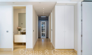 Lujoso apartamento en venta con vistas panorámicas al mar despejadas en Nueva Andalucía, Marbella 68101 
