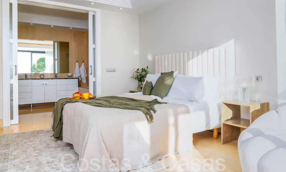 Lujoso apartamento en venta con vistas panorámicas al mar despejadas en Nueva Andalucía, Marbella 68102