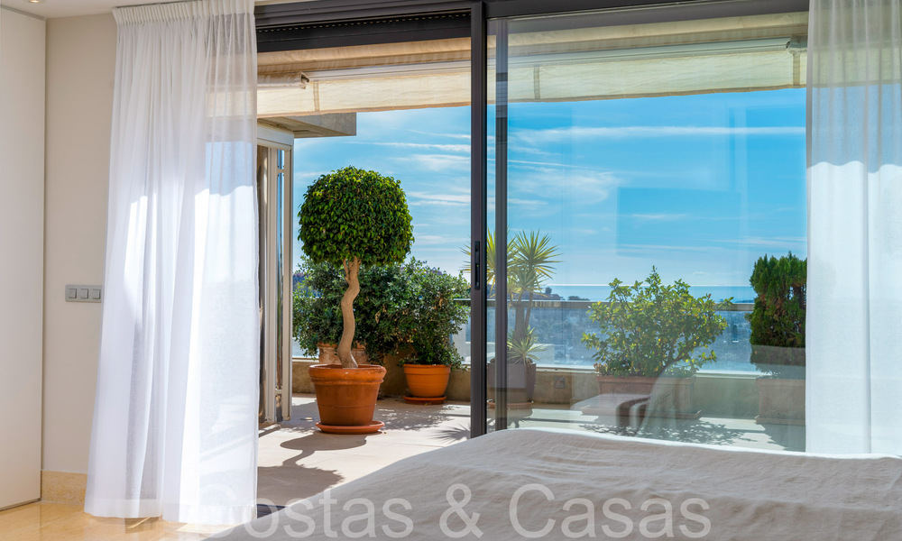 Lujoso apartamento en venta con vistas panorámicas al mar despejadas en Nueva Andalucía, Marbella 68104