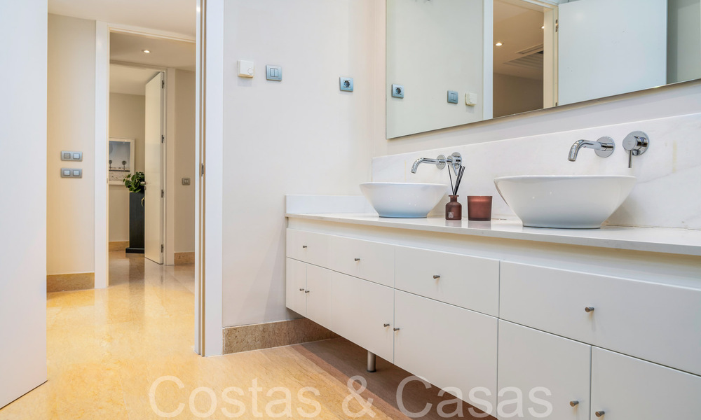 Lujoso apartamento en venta con vistas panorámicas al mar despejadas en Nueva Andalucía, Marbella 68106