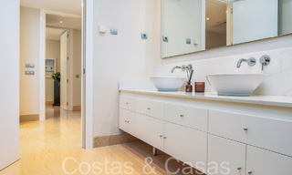 Lujoso apartamento en venta con vistas panorámicas al mar despejadas en Nueva Andalucía, Marbella 68106 