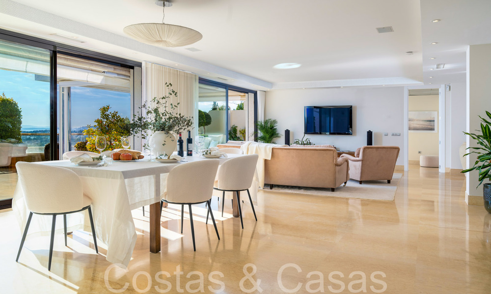 Lujoso apartamento en venta con vistas panorámicas al mar despejadas en Nueva Andalucía, Marbella 68107