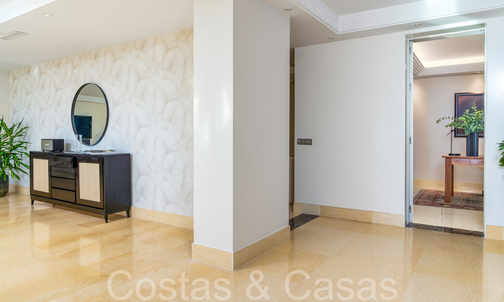 Lujoso apartamento en venta con vistas panorámicas al mar despejadas en Nueva Andalucía, Marbella 68113