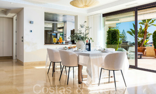 Lujoso apartamento en venta con vistas panorámicas al mar despejadas en Nueva Andalucía, Marbella 68114 