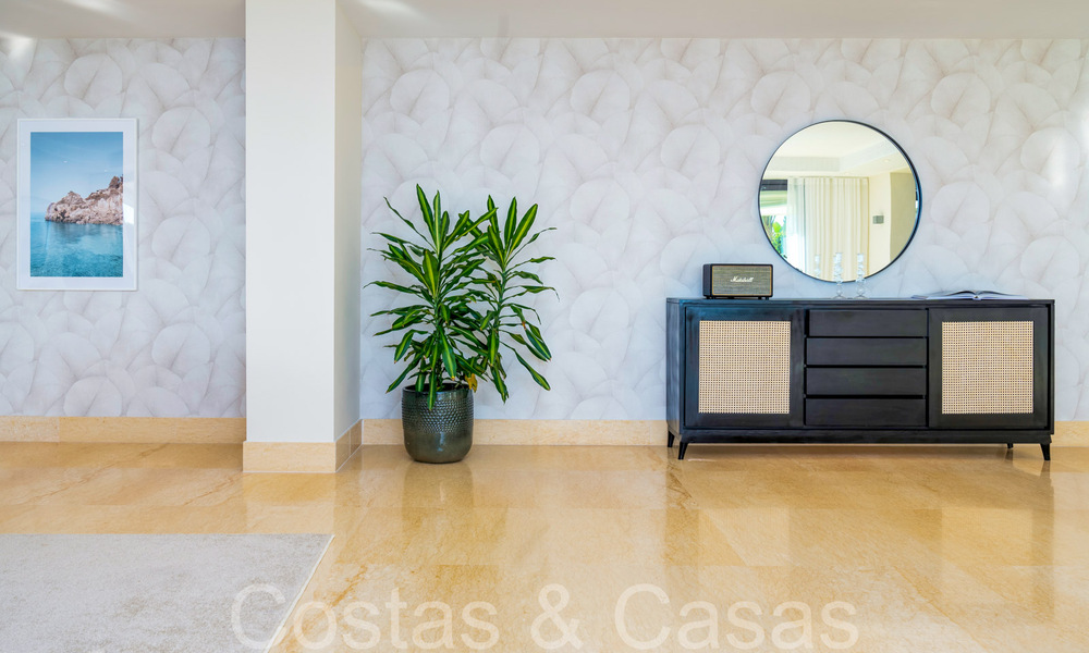 Lujoso apartamento en venta con vistas panorámicas al mar despejadas en Nueva Andalucía, Marbella 68116