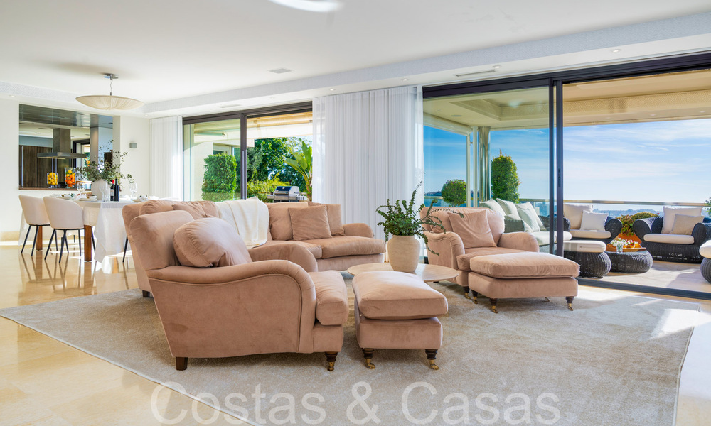 Lujoso apartamento en venta con vistas panorámicas al mar despejadas en Nueva Andalucía, Marbella 68119