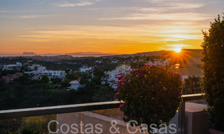Lujoso apartamento en venta con vistas panorámicas al mar despejadas en Nueva Andalucía, Marbella 68120 