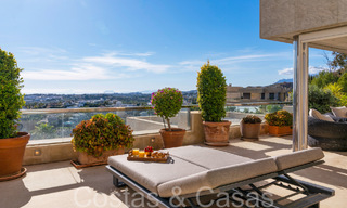 Lujoso apartamento en venta con vistas panorámicas al mar despejadas en Nueva Andalucía, Marbella 68125 