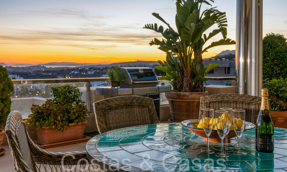 Lujoso apartamento en venta con vistas panorámicas al mar despejadas en Nueva Andalucía, Marbella 68126