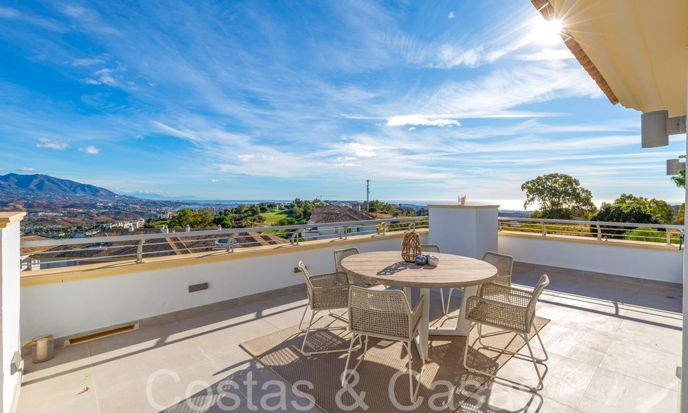 Elegante ático con preciosas vistas en venta en un exclusivo complejo de golf en Mijas, Costa del Sol 68301