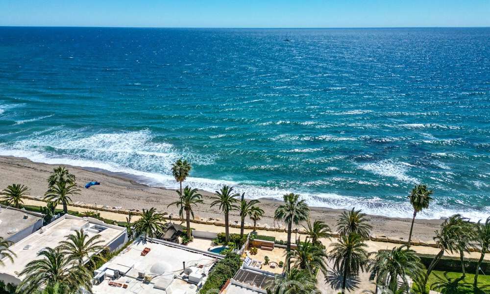 Villa de lujo con vistas al mar en venta, justo en la playa en la prestigiosa Milla de Oro de Marbella 68309